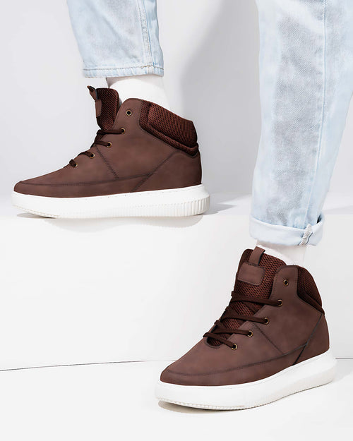 Lifestyle model wearing Hitoes Cavario brown height increasing sneakers with 3 inches hidden lift