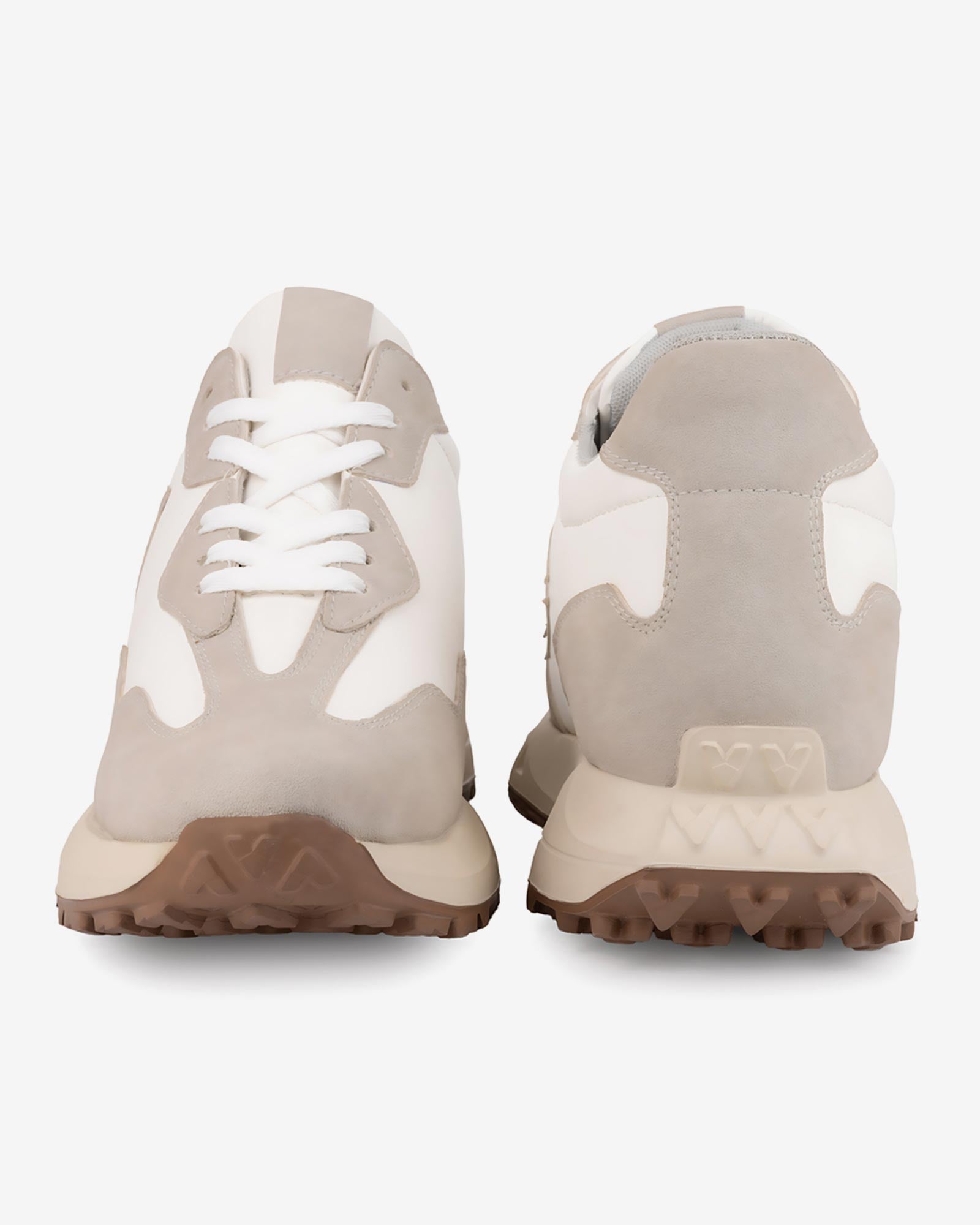 Front and back angles of Hitoes Orren beige and white height increasing sneakers